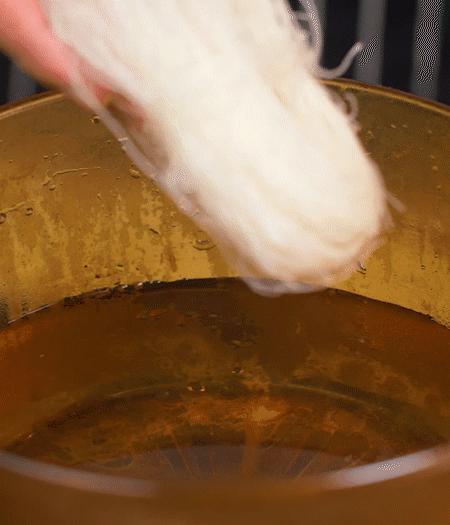 甜玉米煮熟剝粒，拌入適量沙拉醬拌勻。