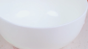 香腸切片，南瓜洗凈去皮切小塊，洋蔥切絲，米淘洗干凈備用。