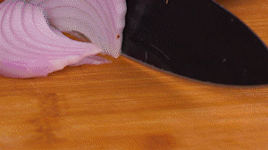 鍋中少許油，熱油倒入香腸煸炒出油，倒入南瓜塊、洋蔥翻炒片刻。