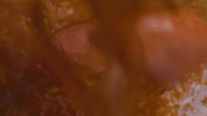 依次加入配方中的調(diào)味料調(diào)味，倒適量清水煮一下。