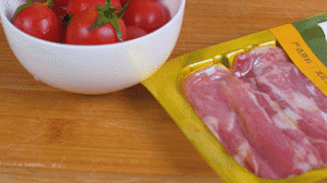 洋蔥、土豆切丁塊，火腿切小片，小番茄對(duì)半切開。