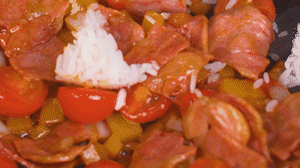 將米飯倒入鍋中搗散，同其他食材混合拌炒均勻關(guān)火。