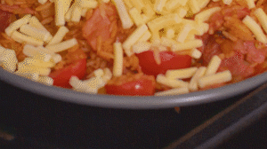 烤箱上下火180度預(yù)熱，將米飯分別盛入容器中。表面均勻的撒上馬蘇里拉芝士碎，放進(jìn)烤箱中層烤20分鐘左右，待芝士融化上色即可。