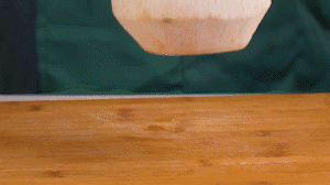 椰子切開頂部，把椰子水倒出，再把椰肉切片。