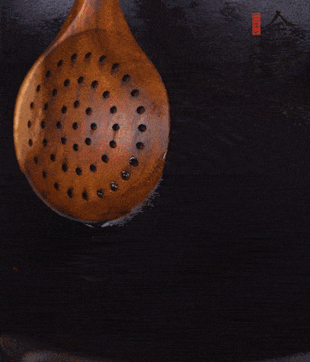 鍋中多倒些花生油，油溫達80度時，下芋頭丁炸 40 秒，直到表皮金黃，撈出待用。