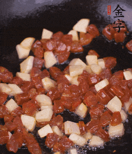 鍋中熱油，下香腸丁、茭白丁大火炒出香味。倒入米飯拍散，炒2～3分鐘。