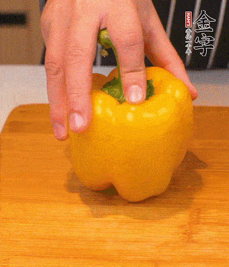 干花菇提前泡發(fā)，胡蘿卜、青椒、黃椒和花菇切丁，小紅椒切圈，小蔥切末。