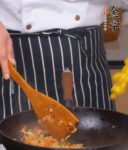 加咖喱塊、少許鹽、白糖調(diào)味，炒至咖喱塊融化后，倒米飯，翻炒至每粒米飯都包裹上咖喱，再放黃椒、青椒粒，出鍋前加菠蘿粒和小蔥翻拌均勻。