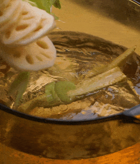 把玉米筍（對(duì)半切開）、西芹（切斜片）、蓮藕（切片），放入開水鍋內(nèi)，加點(diǎn)少許鹽、油，汆燙2分鐘。