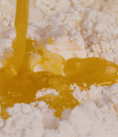 加融化的30g黃油（要不熱再倒）、黃椒、紅椒、白洋蔥、土豆、大蔥、香腸繼續(xù)攪拌均勻。