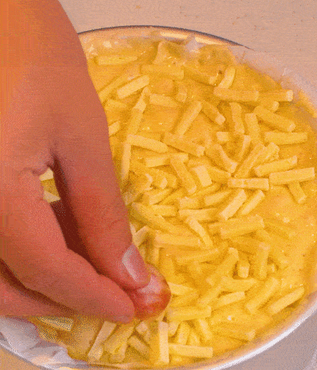 撒上馬蘇里拉芝士，用香腸片裝飾表面，180攝氏度烤箱烤20-25分鐘。