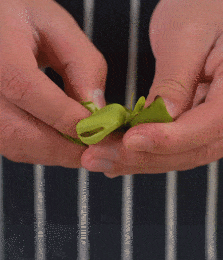 選用鮮嫩蠶豆，剝?nèi)ネ鈿ち粝露姑紫磧?，掰開(kāi)成兩瓣。