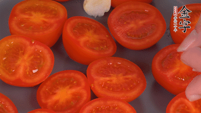 洗凈晾干的小番茄，對(duì)半切開，加切塊的大蒜、迷迭香、黑胡椒、橄欖油190度烤40分鐘、200度烤20分鐘。