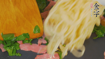 鍋中倒油燒熱，蒜片煸香，淡火腿略翻炒。