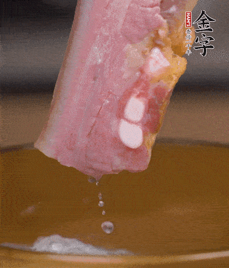 煮過的西蘭花切碎。煮熟的淡咸肉切丁。