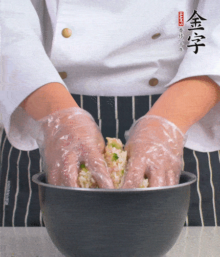 米飯中放西蘭花碎、咸肉丁，加少許黑胡椒、十來滴橄欖油拌勻。