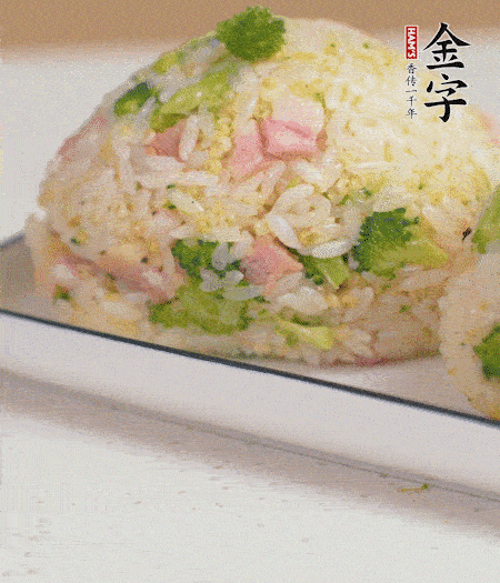 拌好的飯攥成飯團(tuán)。