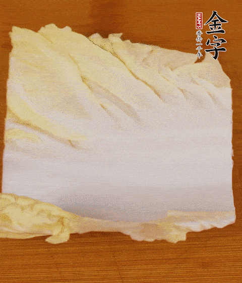 一片白菜一片淡火腿交替疊起，疊個兩三層放進鍋內(nèi)，直到塞滿鍋。