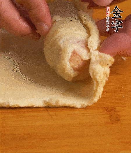 吐司卷起香腸，吐司尾端涂抹少許全蛋液，卷好的吐司表面蘸上蛋液，在裹上一層面包糠，送入預(yù)熱好的烤箱中。