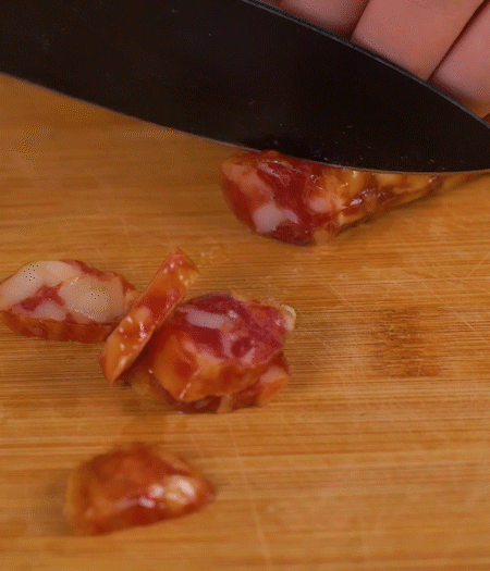 香腸切薄片。