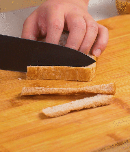 取1片黑麥吐司片，去掉邊邊，涂上一層蛋黃醬。