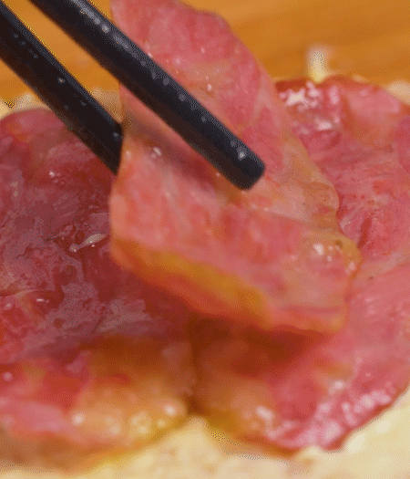 放上火腿、芝士片、生菜，再放一片土司。