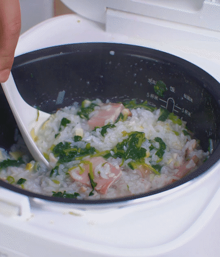 煮好時(shí)加白胡椒適當(dāng)調(diào)味。