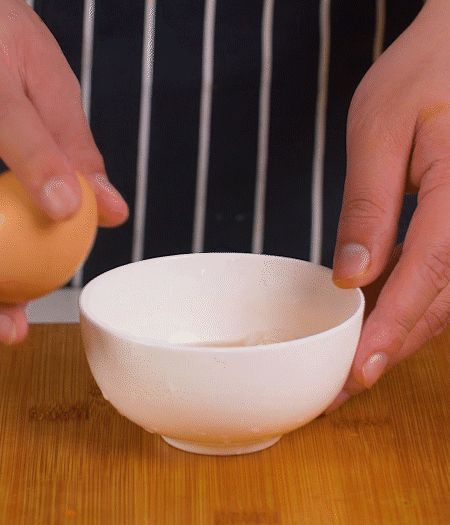 起鍋熱油，蛋液煎成雞蛋碎。金字淡咸肉切成絲。