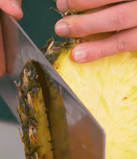 鳳梨去皮把果肉切塊，醬肉切小塊。