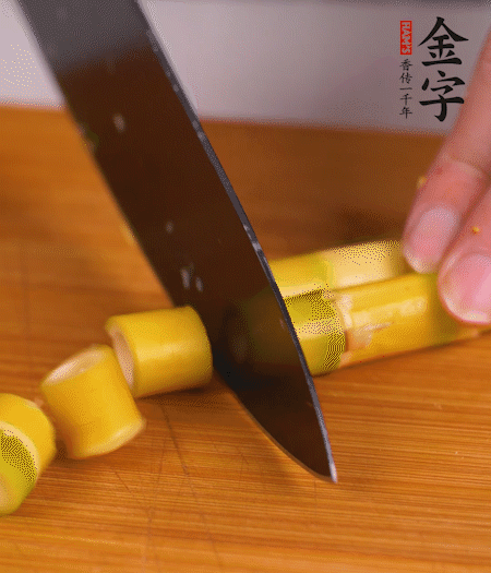 小野筍剝?nèi)ネ馄?，切成小段?>
					</div>
					<span>步驟 2/7</span>
					<p>小野筍剝?nèi)ネ馄ぃ谐尚《巍?/p>
				</li><li>
					<div   id=