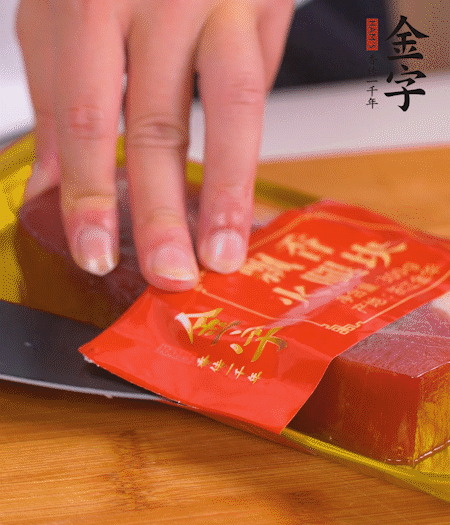 金字火腿切片，生姜切絲，蔥白切末。