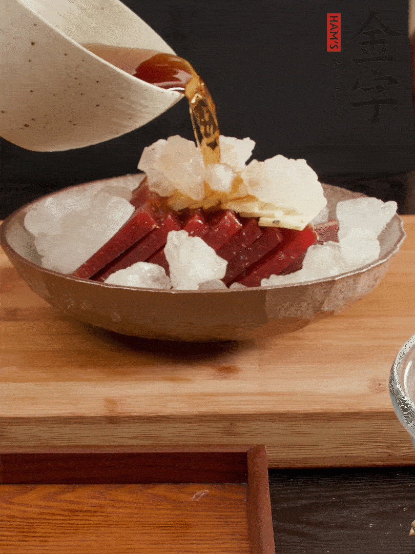 加姜片、冰糖、黃酒、水，蒸60分鐘，將火腿的咸逼出來。