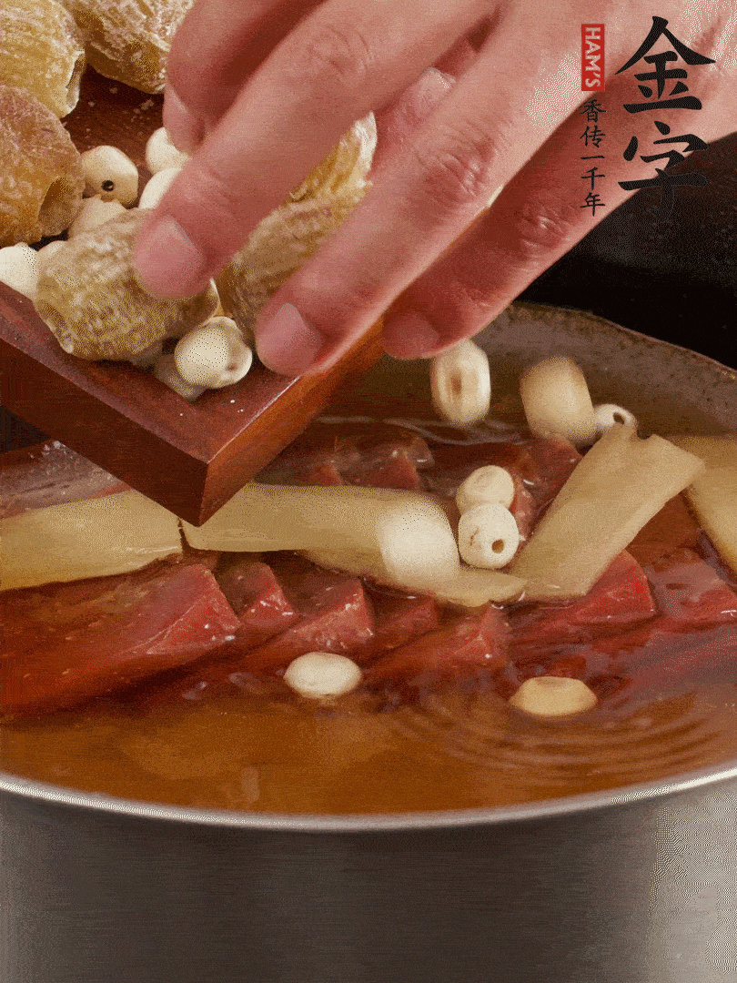 待冰糖融化后，放入蜜棗、蓮子同蒸25分鐘左右。