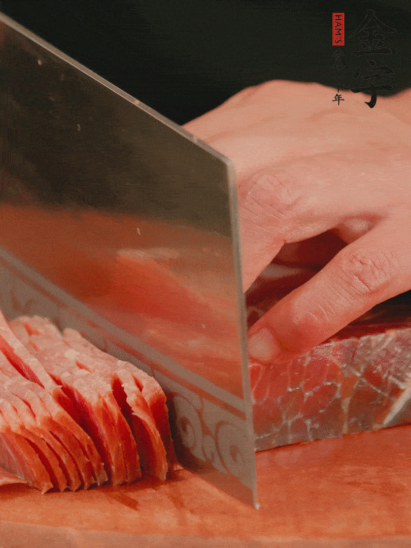 新鮮雞腿用刀在表面劃幾刀。金字火腿切薄片備用。