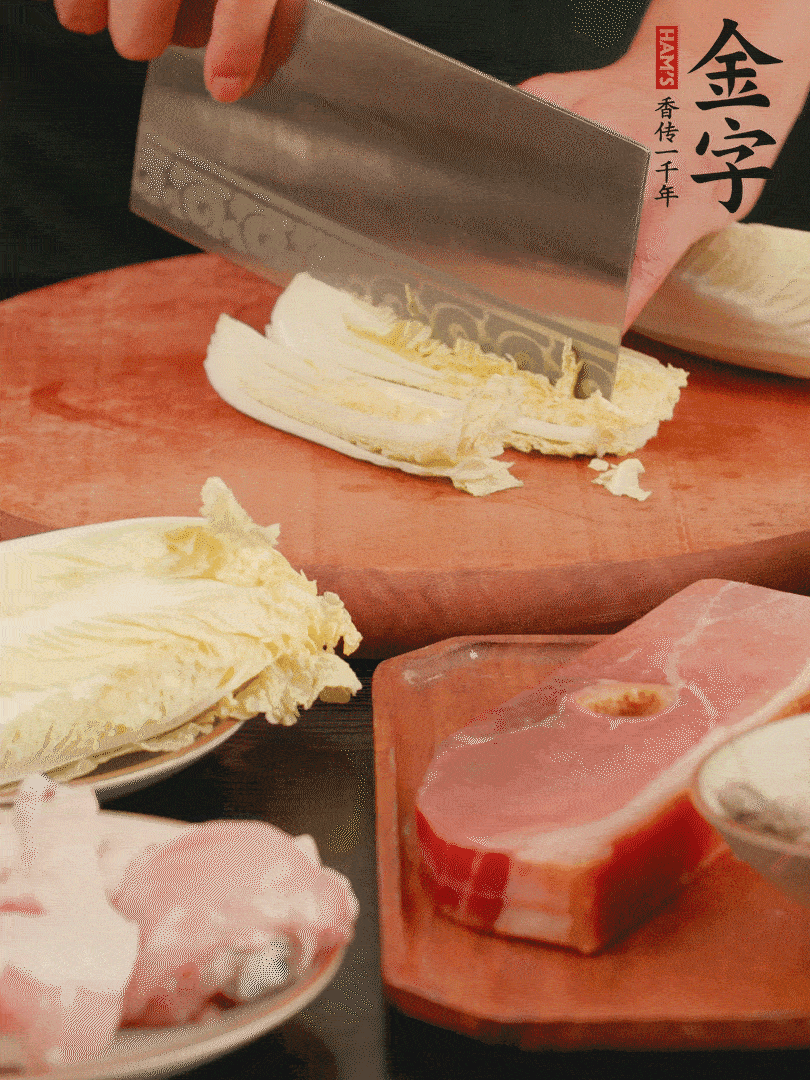 白菜去掉頭尾，對半豎切，再均勻切4刀。