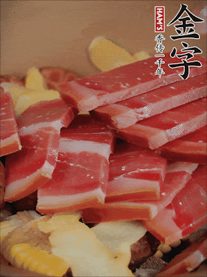 除鮑魚外的所有材料放進鍋里，加清水、姜、黃酒，大火燒開，轉小火煲90分鐘。