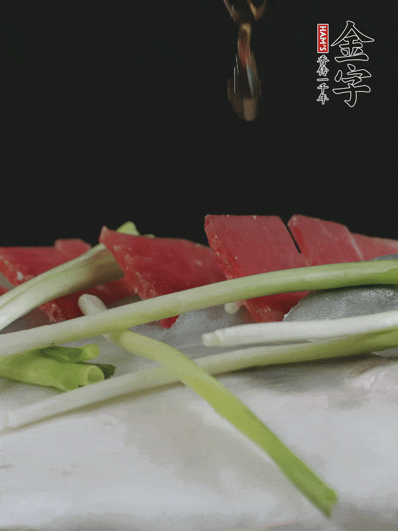 蔥白置于魚(yú)身，放適量豌豆，淋上花雕酒。