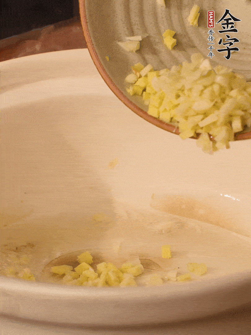 熱油下鍋，姜爆香。下冬瓜略微翻炒。
