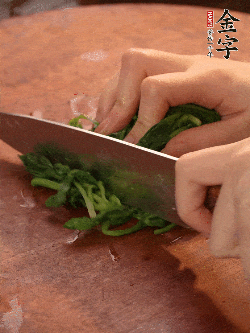 晾涼拽干水份，切碎備用。