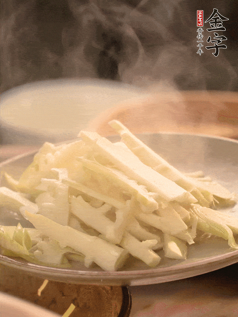 春筍切薄片，焯水去除澀味。