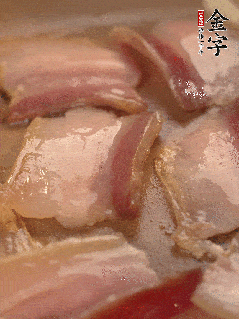 鍋中熱油煸香大蒜、咸肉。