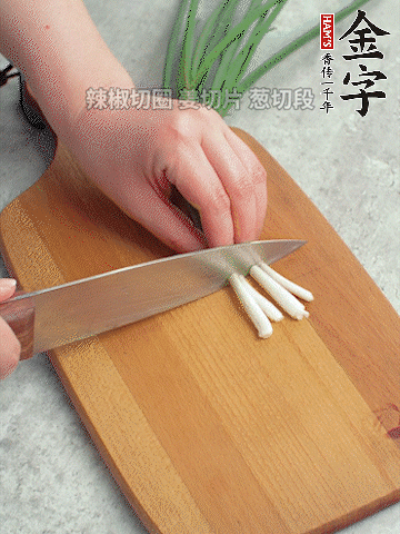 切好的咸肉鋪在碗邊，然后把千張放在中間。