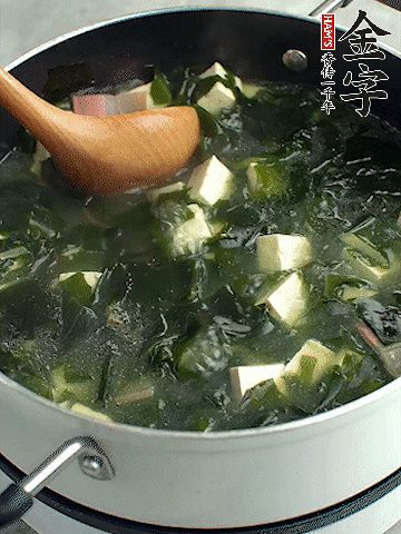 煮到沸騰后，再放入豆腐蓋蓋子煮3分鐘。