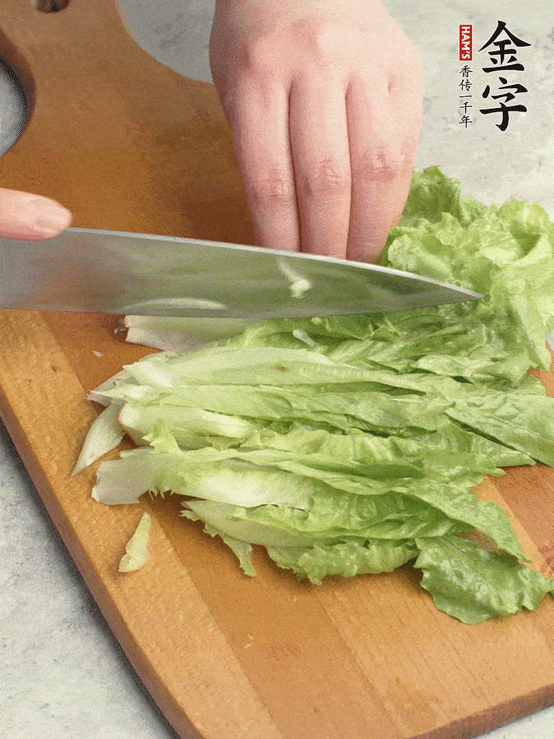 胡蘿卜、生菜、黃瓜切絲。