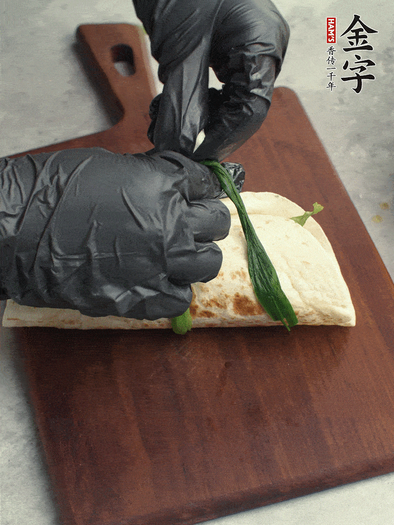 用焯過(guò)水的小蔥打結(jié)。