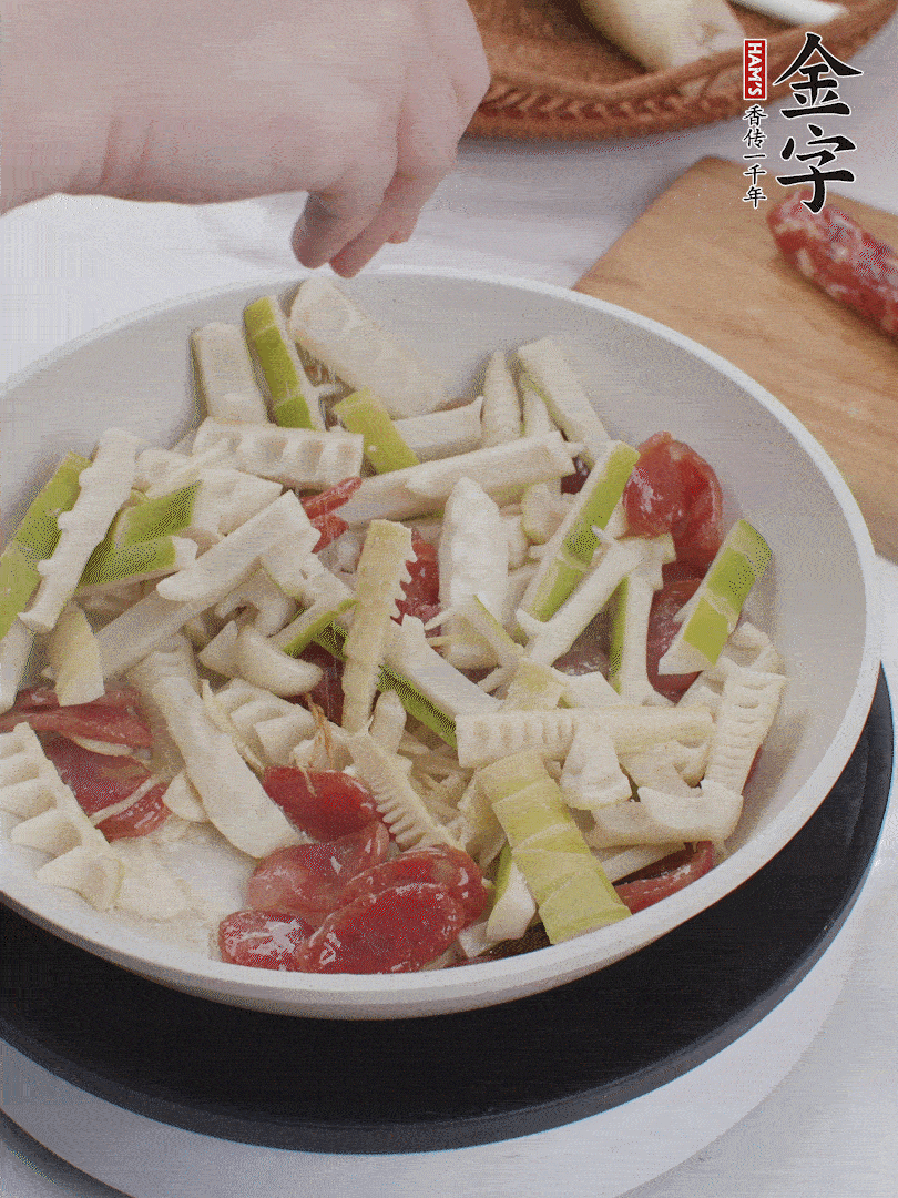 出鍋前撒蔥花。