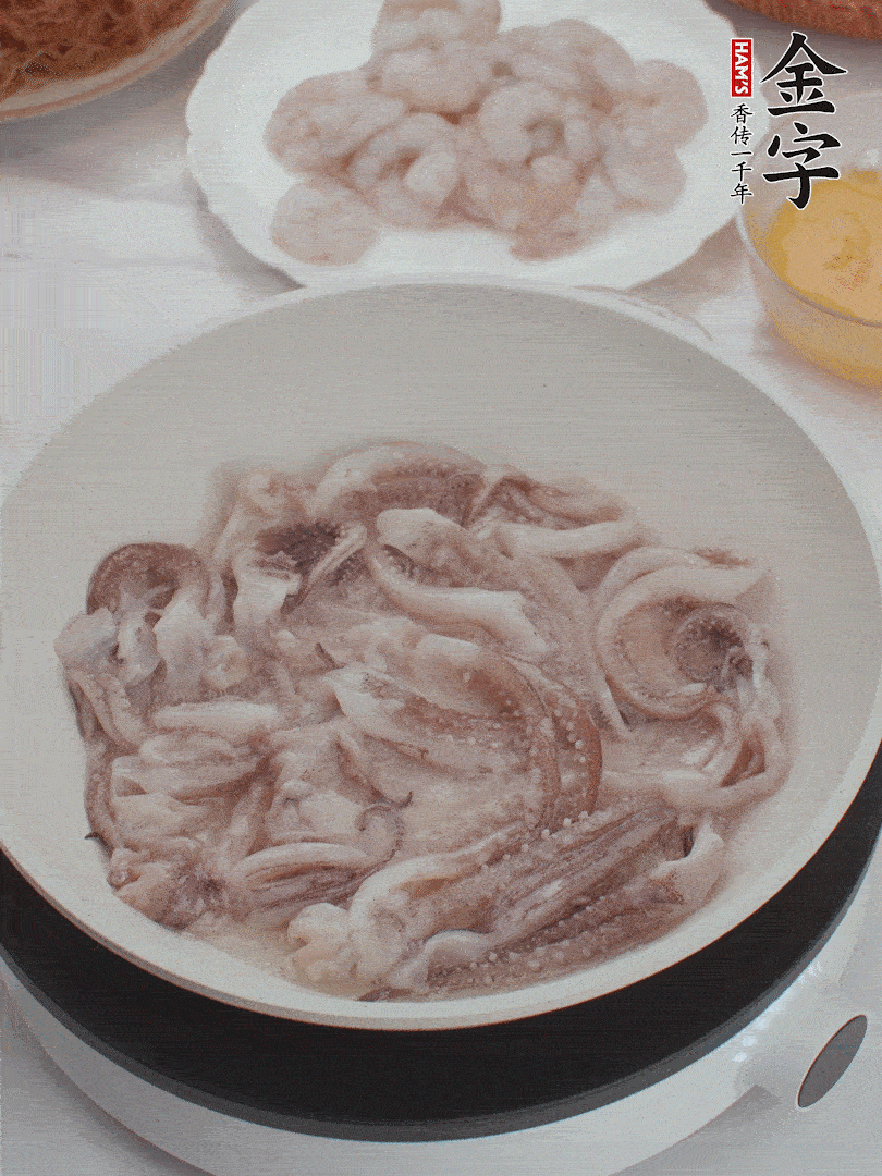 蝦仁、魷魚(yú)滑油，蛋液炒制半熟。