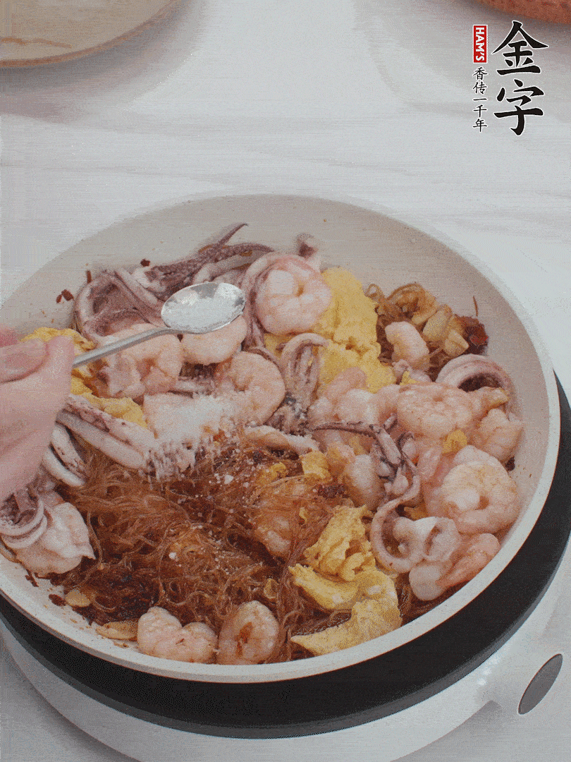 加雞蛋，蝦仁，魷魚(yú)混合。