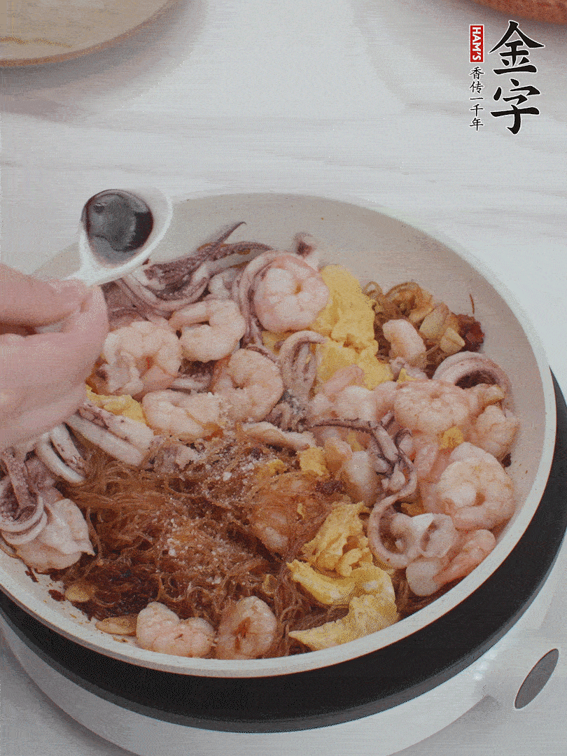 放1/3勺鹽、1/3勺雞精、1/3勺糖、2/3勺生抽調(diào)味。