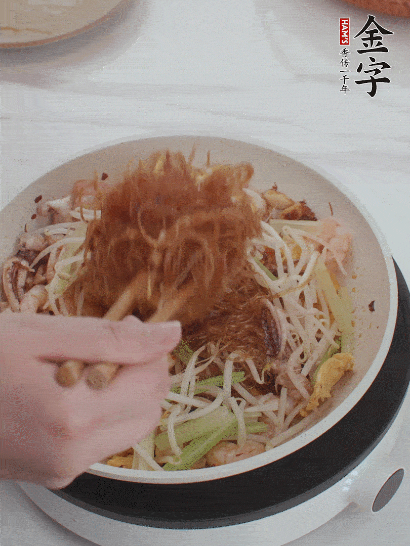 放焯好水的香芹、豆芽翻炒挑松。